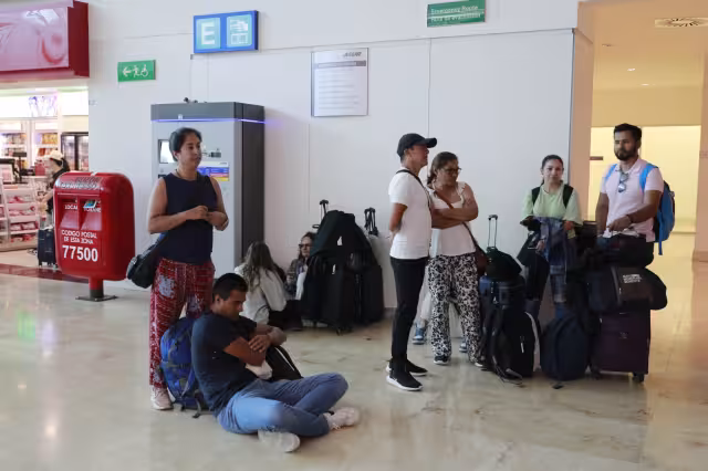 Los clientes expresaron su molestia con la empresa Aeroméxico por darles “largas” a su situación, y no tener una solución