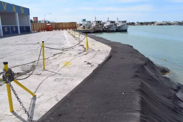 Personal del Sistema Nacional Portuario colocó avisos para prohíbir el paso por el sitio