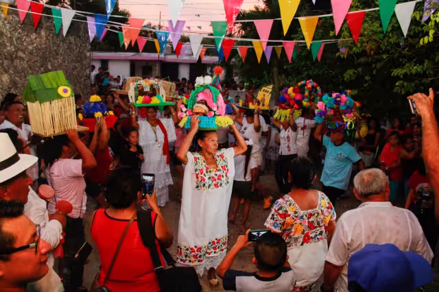 El origen del baile está vinculado con las ceremonias que los mayas realizaban para agradecer a la naturaleza