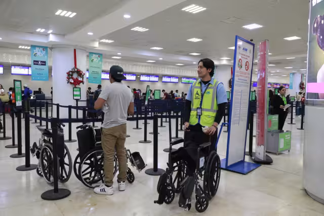 La mayor parte de empleados son estudiantes universitarios.