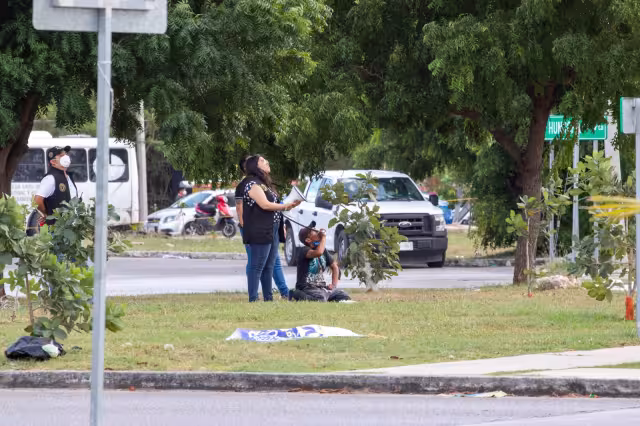 Por varias horas se intentó convencer a la mujer que se bajara de la torre de alta tensión