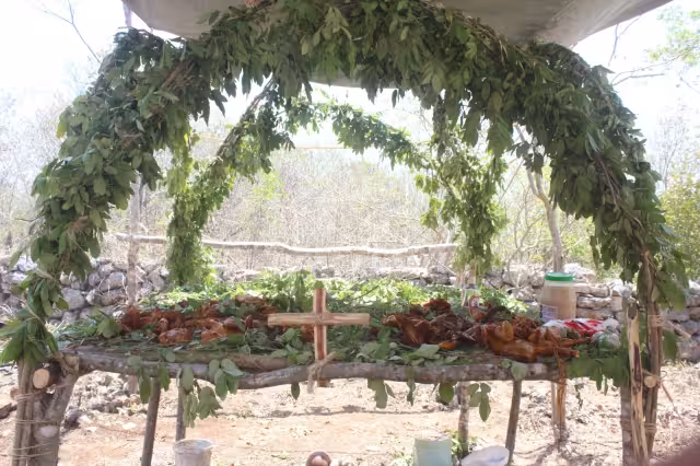 Las ofrendas se colocan en el altar para ser bendecidas antes de repartirse entre los presentes