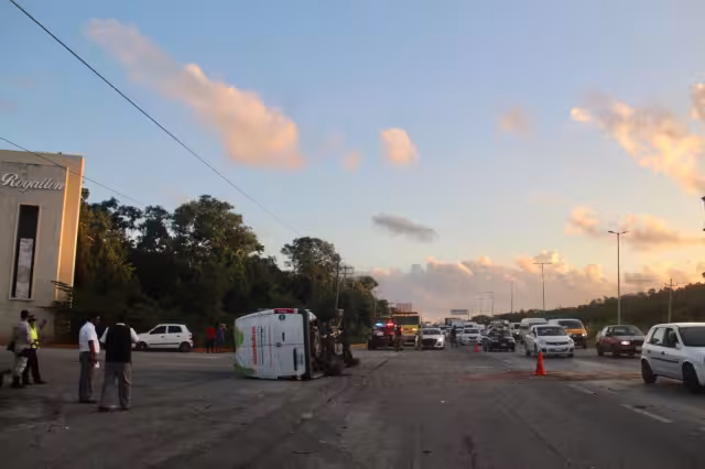 En la van de transporte turístico viajaban 10 personas, de las cuales, tres resultaron lesionadas