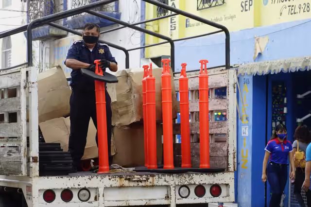 Con postes naranjas, protegen los límites de carga