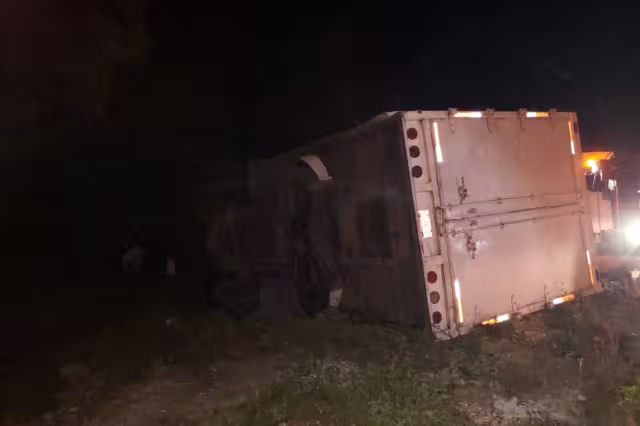 La pesada unidad fue removida luego de la volcadura ocurrida en el municipio de Felipe Carrillo Puerto, donde no se registraron lesionados