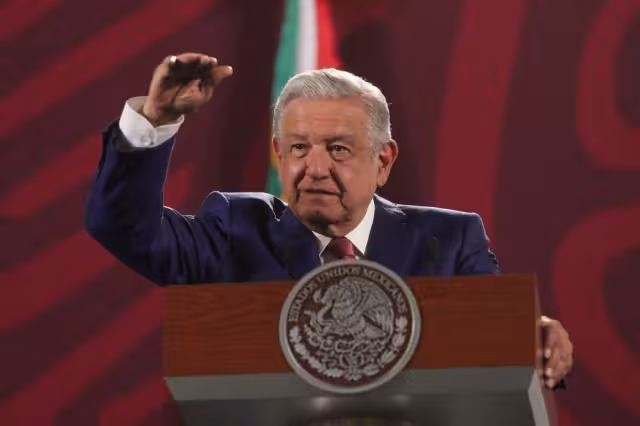 AMLO recibe Premio del Día Mundial sin Tabaco de la OMS
