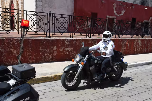 Dos agentes detuvieron un vehículo y notaron que el conductor no contaba con licencia, le propusieron un “acuerdo”