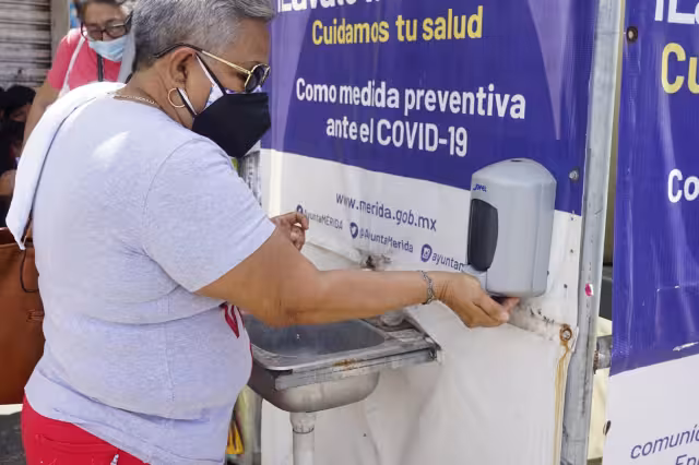 Según los usuarios que disponen del servicio, estos “son una porquería”. Hay quienes se lavan la cara, la boca, escupen en la llave “es muy insalubre