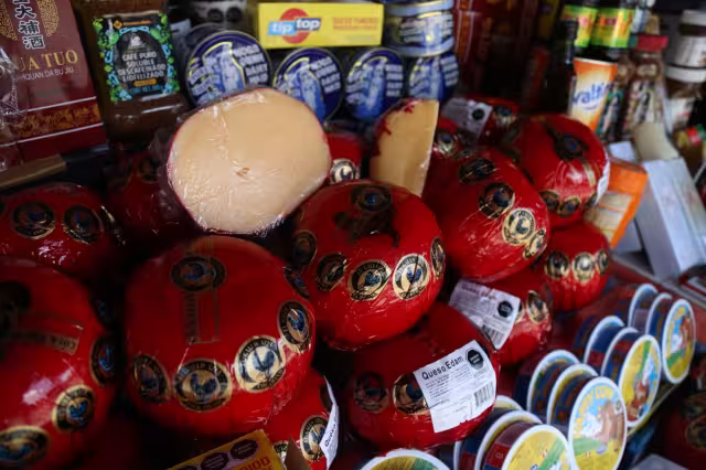 Es un queso fácil de ubicar por su forma redonda y empaquetado en color rojo