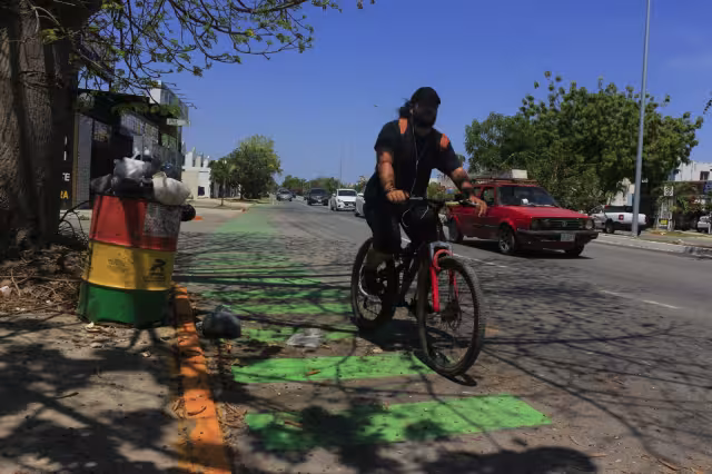 Al parecer, la pintura termoplástica se agotó y no se marcaron las señaléticas