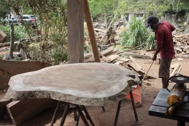 Don Ramsés prepara todo para trabajar la madera