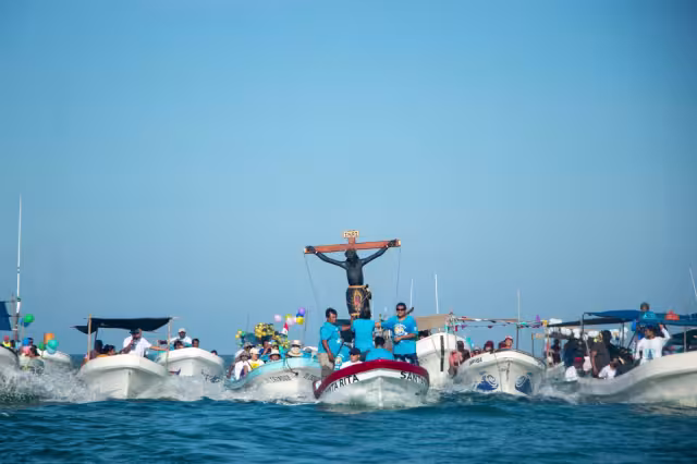 Habitantes recorrieron el mar junto al Cristo Negro de Hunucmá