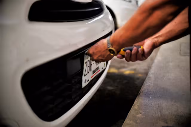 Ciudadano reporta que le entregan placas equivocadas