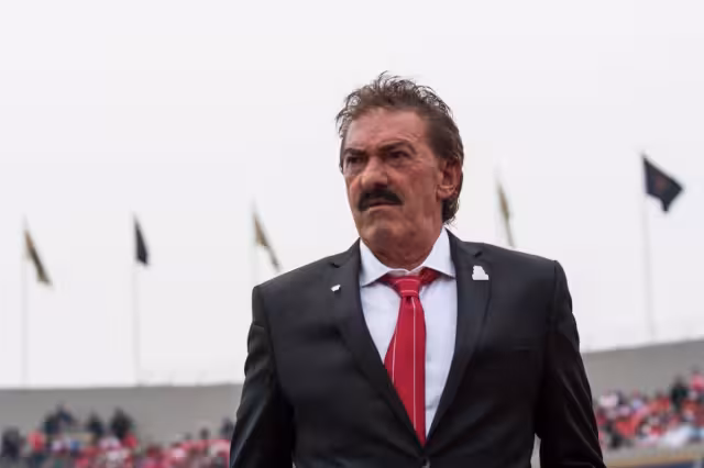 ¿Cuánto cobra Ricardo La Volpe por dirigir a los Pumas?