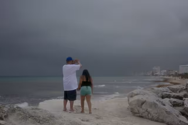 Playa Chac Mool, ubicada en la Zona Hotelera de Cancún presenta una afectación moderada de sargazo y lluvias intensas