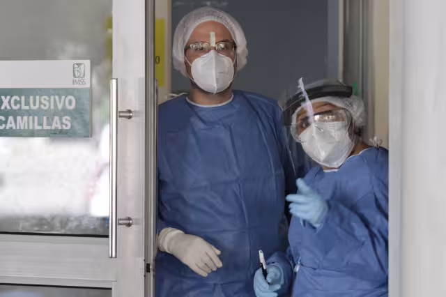 El personal de salud se ha mantenido trabajando sin descansar desde hace un años.