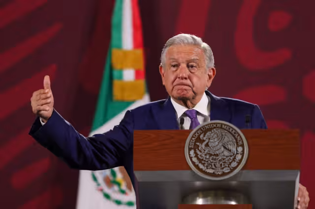 AMLO dijo que el Ejército hace labores de inteligencia y por convicción no ejerce el espionaje contra activistas ni periodistas.