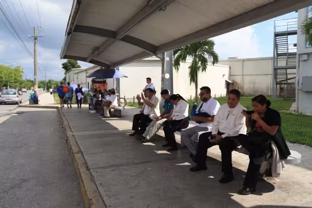 Empleados del sector restaurantero salen a las 23:00 horas y se ven obligados a buscar otras opciones de transporte