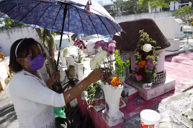 En el cementerio de Chuburná hubo varias personas que llevaron flores a sus finados