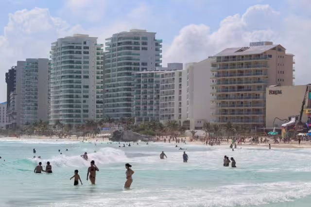 Se registró un aproximado de 200 turistas en la playa Gaviota Azul en Cancún