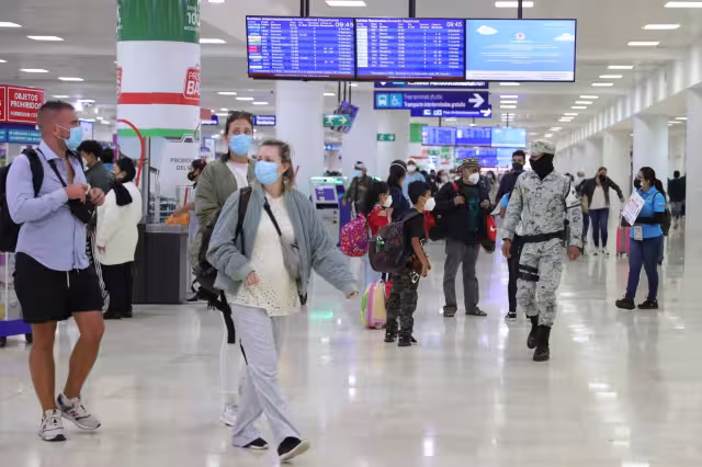 Pasajeros en el aeropuerto de Cancún acudieron a los módulos de sus aerolíneas para verificar la salida de sus vuelos