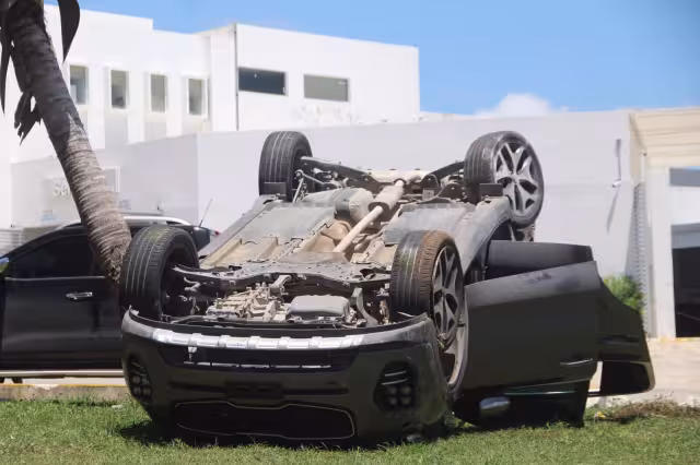 La volcadura ocurrió sobre la avenida Bonampak de Cancún, Quintana Roo