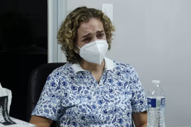 María José llamó a la policía, que en lugar de protegerla ayudó a su esposo a sacar las cosas del domicilio