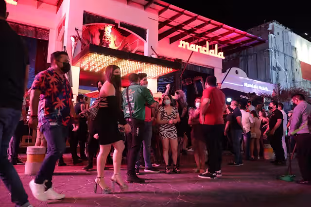 El video muestra cómo era una noche en el Cancún de 1989, cerrando una década más existencia