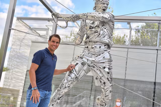 Rafael Nadal revela su escultura en Roland Garros