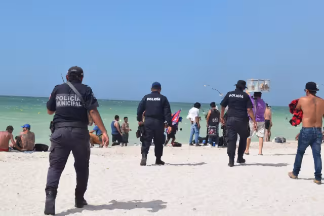 Autoridades han comenzado a auxiliar a personas en la costa de Progreso