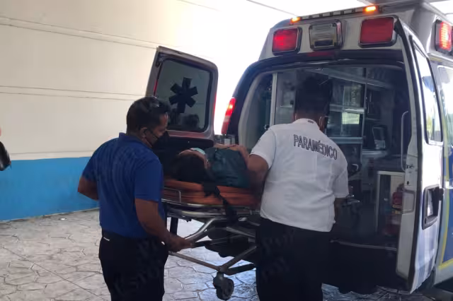 Las mujeres lesionada tras el choque en la avenida López Portillo de Cancún fueron llevadas al hospital general de la ciudad para su atención médica