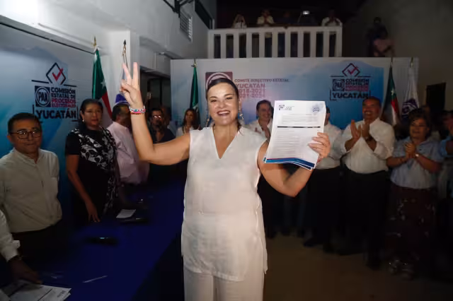 Cecilia Patrón Laviada acudió acompañada de varios simpatizantes a registrase en la búsqueda de la alcaldía de Mérida