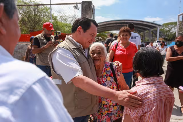 En la Unidad Habitacional Revolución (Cordemex), “Huacho” Díaz, visitó a los benefi ciarios