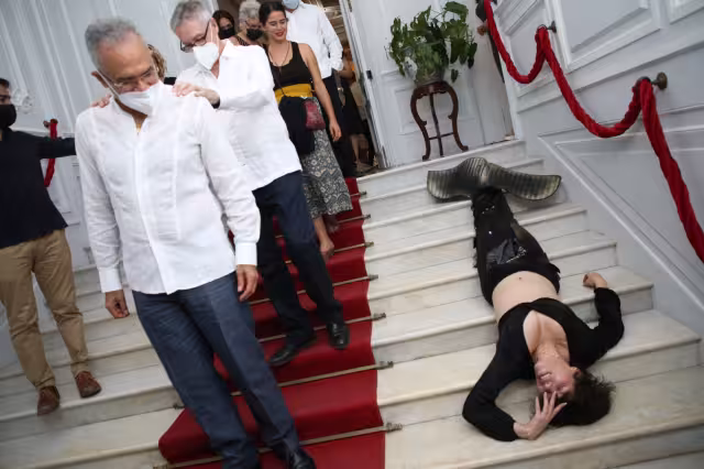 Michelle López realizó un performance caracterizada de sirena