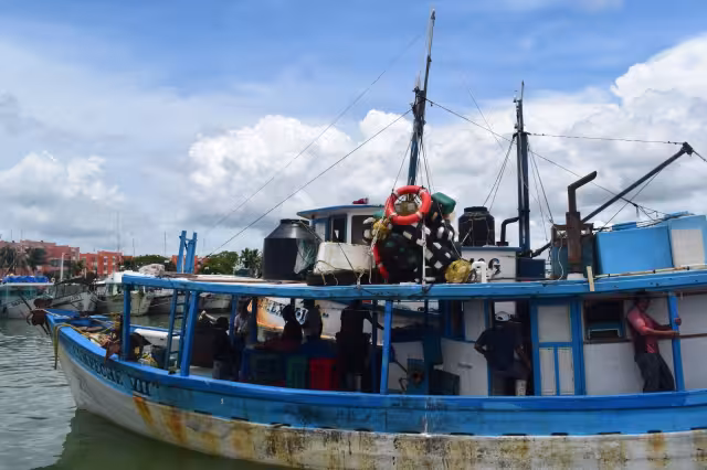 Los buzos prepararon sus equipos con compresores y mangueras