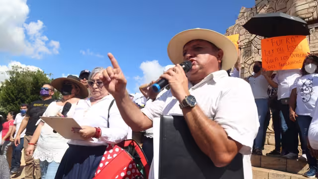 Los maestros y jubilados protestan en contra de la Ley del Isstey