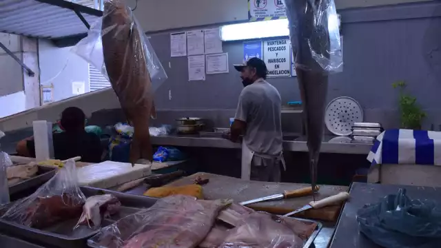 Los comerciantes aseguran que el precio de mariscos  y pescados se sale del presupuesto de las familias