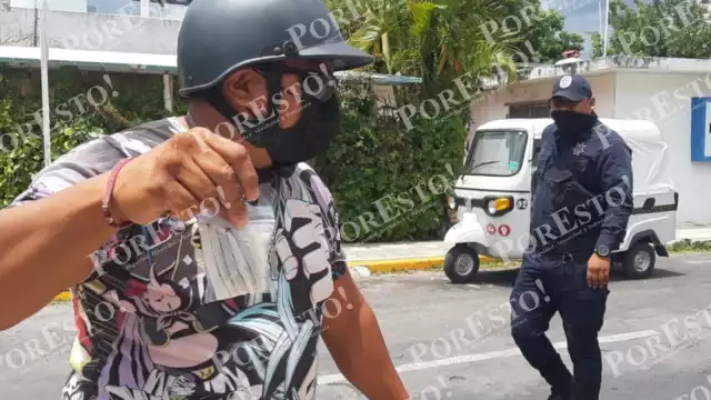 El exagente de la Policía de Cozumel enseñó en el sitio de su detención la droga que presuntamente un hombre le puso en su mototaxi