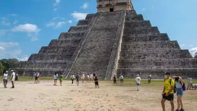 Con la llegada de la primavera, la temperatura aumenta, las plantas florecen, despiertan los animales en hibernación y regresan las especies migratorias