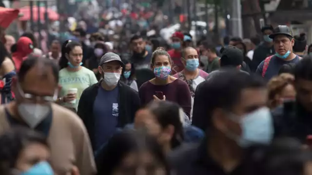 Capitalinos abarrotan lugares públicos