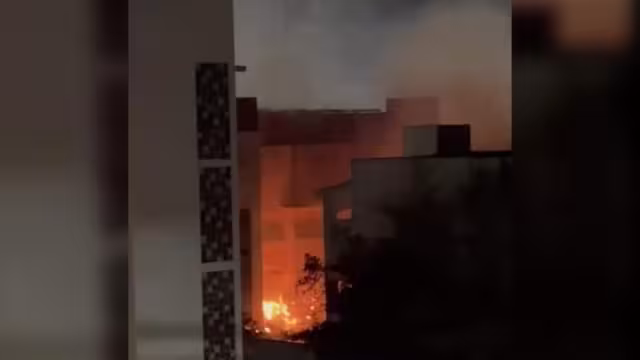 Las llamas del incendio de la palapa alertaron a los huéspedes del hotel de Playa del Carmen para salir del inmueble