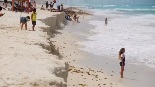 El talud de arena en Playa Defines más alto, alcanza los dos metros de altura, arriesgando a los bañistas a caídas