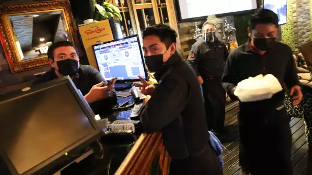 El 70 por ciento de los comercios y restaurantes de diversas zonas de la ciudad, señalaron estar cuidando los protocolos