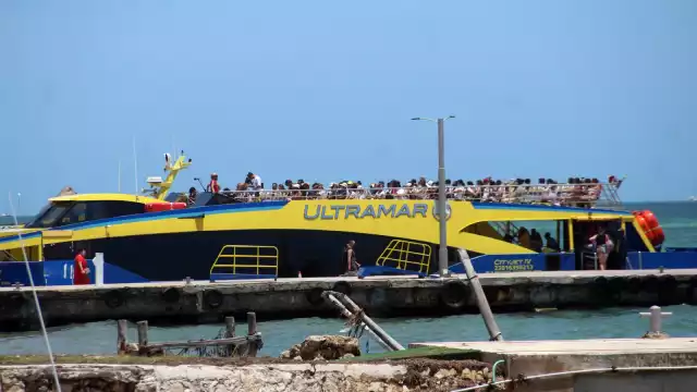 Los ferris de la naviera rebasan el número de personas a bordo, lo que pone en riesgo a los pasajeros de contagiarse de COVID