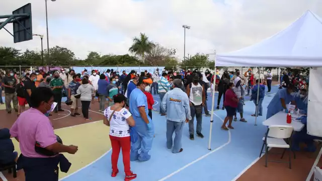 Algunas personas hacen fila desde muy temprano para alcanzar una de las fichas