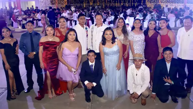 Joaquín Díaz Mena felicitó a los padres de familia por el esfuerzo realizado en apoyo de sus hijos