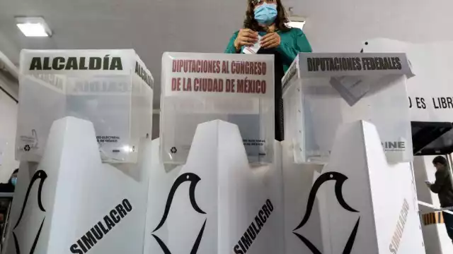 Funcionarios de casilla se preparan para las elecciones