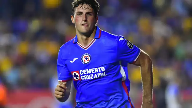 Santi Giménez llegó a Países Bajos esta mañana