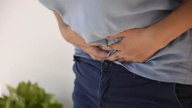 Los especialistas recomiendan mantenerse hidratado y acudir a un médico ante los síntomas