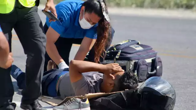 El chofer de un camión que transporta cemento no pudo evitar el accidente